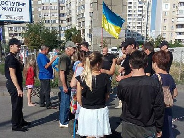 В Киеве на Ревуцкого противники строительства АЗС возобновили блокирование движения (ВИДЕО)