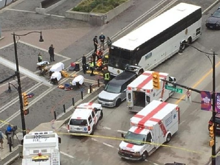 В Ванкувере автобус въехал в толпу, погиб мужчина (ФОТО)