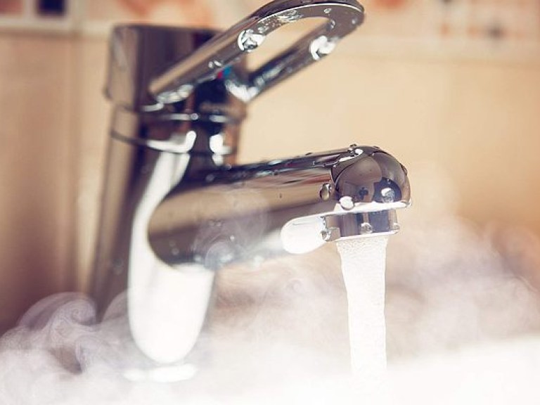 Эксперт порекомендовал пересчитывать тарифы на горячую воду, исходя из ее реальной температуры