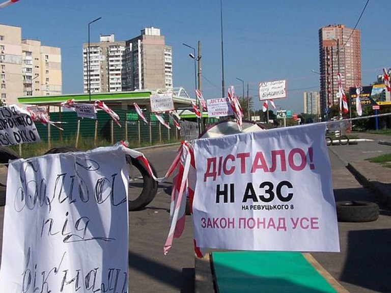 Активисты продолжают блокировать дорогу из-за строительства АЗС на Дарнице