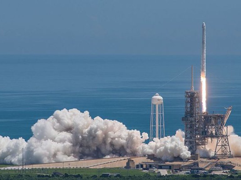 SpaceX успешно запустила к МКС многоразовую ракету Falcon 9 с капсулой Dragon (ФОТО)
