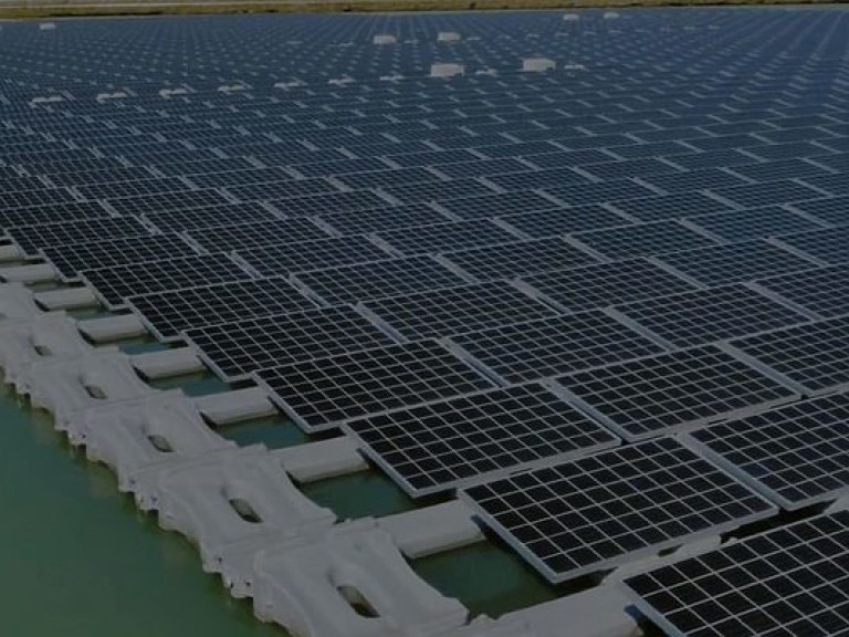 В Китае запустили крупнейшую в мире плавучую солнечную электростанцию (ВИДЕО)