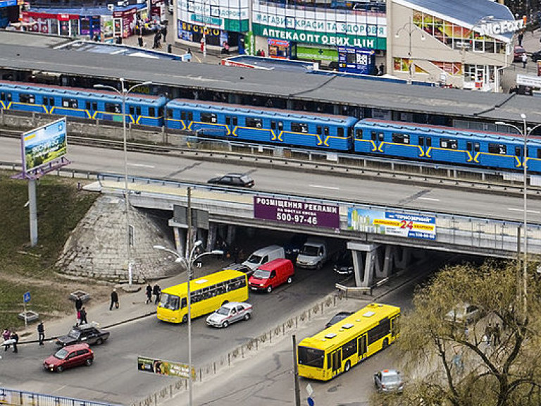 В Киеве на станции метро &#171;Черниговская&#187; человек упал на рельсы