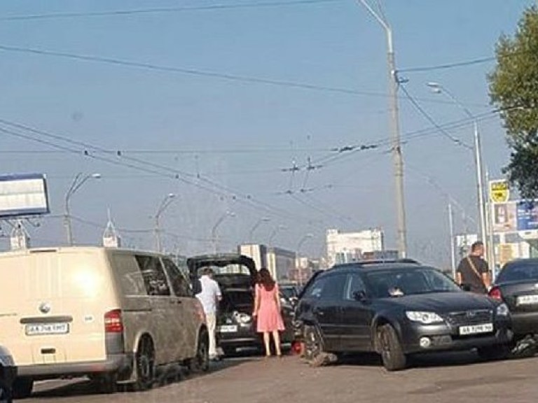 Проспект Бандеры в Киеве остановился в пробке из-за ДТП (ФОТО)