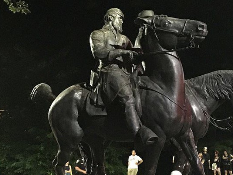 Власти США активно демонтируют памятники конфедератам (ФОТО)