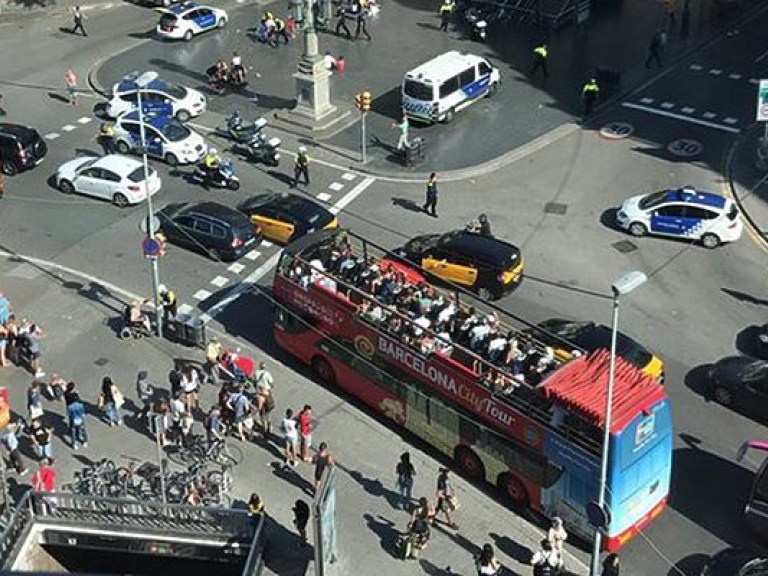 В центре Барселоны микроавтобус въехал в толпу, есть жертвы (ФОТО, ВИДЕО)