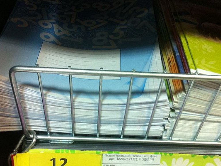 В Киеве тетради продают и по 1,55 гривны, но они не отвечают рекомендациям школы &#8212; учитель (ФОТО)