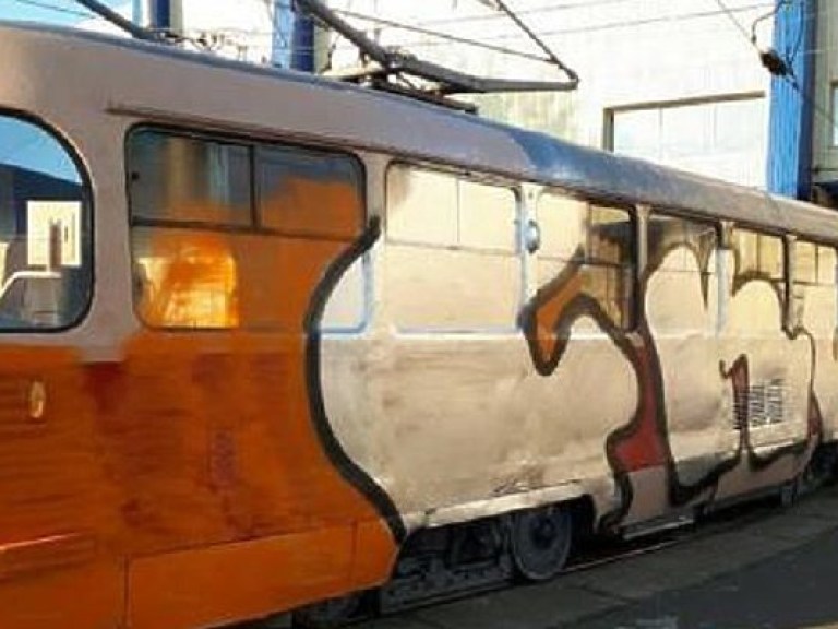 В Киеве неизвестные в масках напали на трамвай, пострадал водитель (ФОТО)
