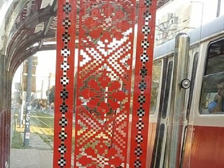 В Киеве стеклянную остановку украсили орнаментом вышиванки (ФОТО)