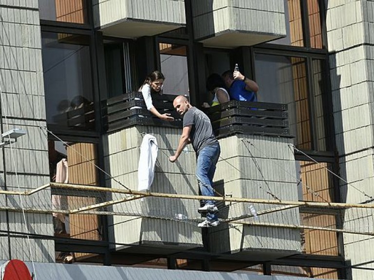 СМИ назвали имя мужчины, угрожающего прыгнуть с 3 этажа киевской гостиницы