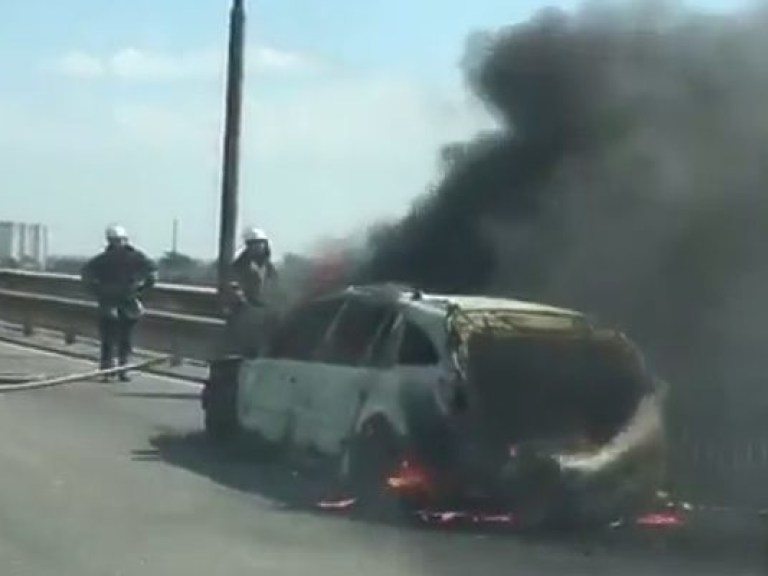 В Киеве на Южном мосту сгорел автомобиль, образовалась пробка (ФОТО, ВИДЕО)