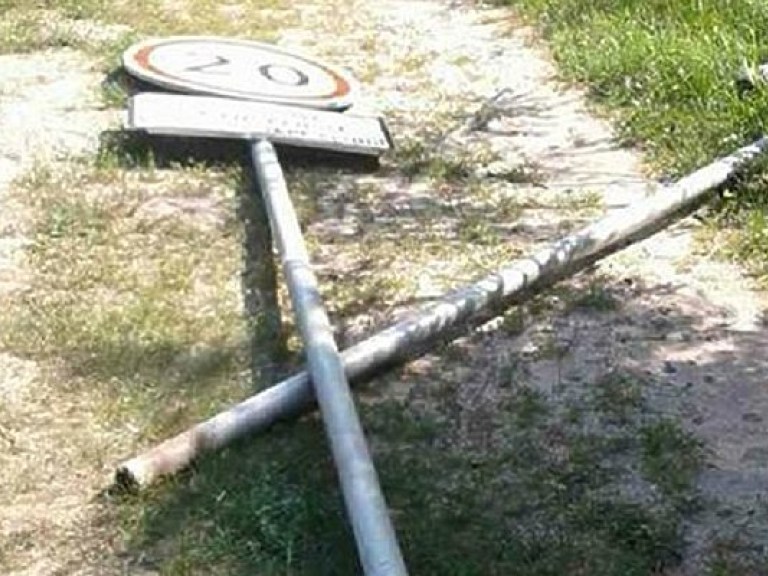 Вандалы уничтожили дорожные знаки на Трухановом острове (ФОТО)