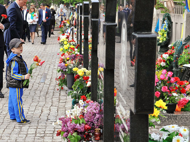 В Виннице женщина продавала цветы с могил бойцов АТО, чтобы купить выпивку