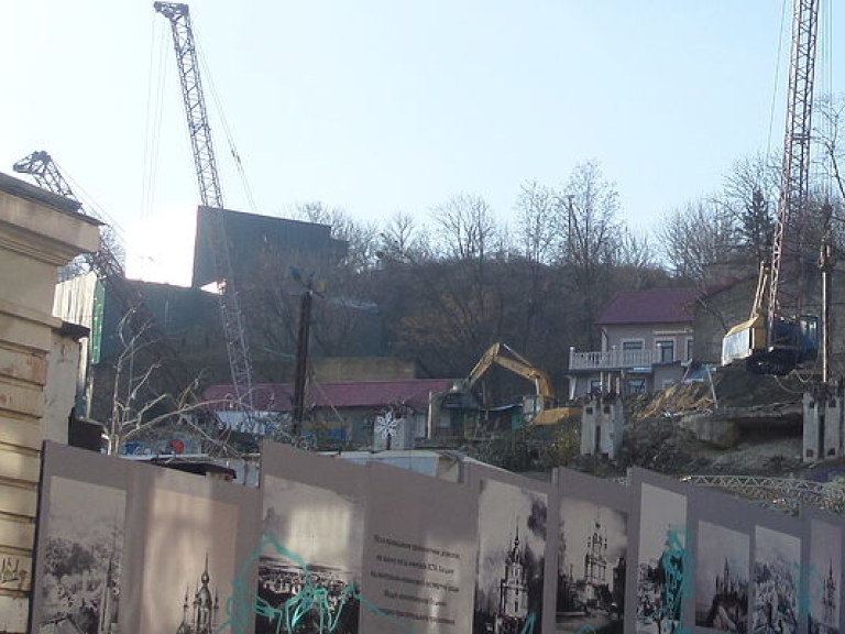 Стройка у Андреевской церкви в Киеве продолжает разрушать спуск: трещины пошли уже и по музею Булгакова (ФОТО)