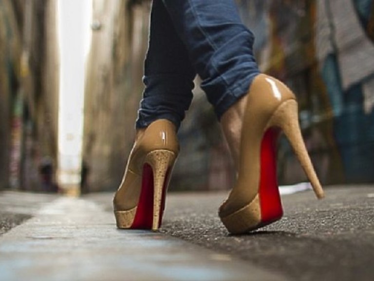 Ученые объяснили, почему женщины делают выбор в пользу обуви на каблуках (ФОТО)