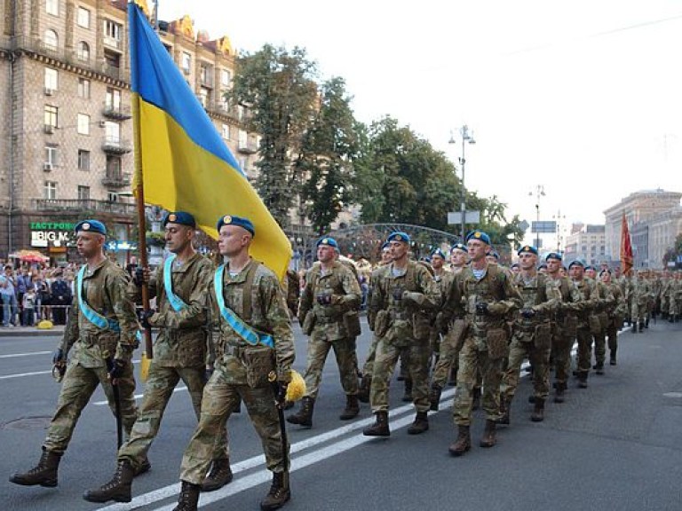 На параде могут представить новые образцы украинского вооружения — политолог