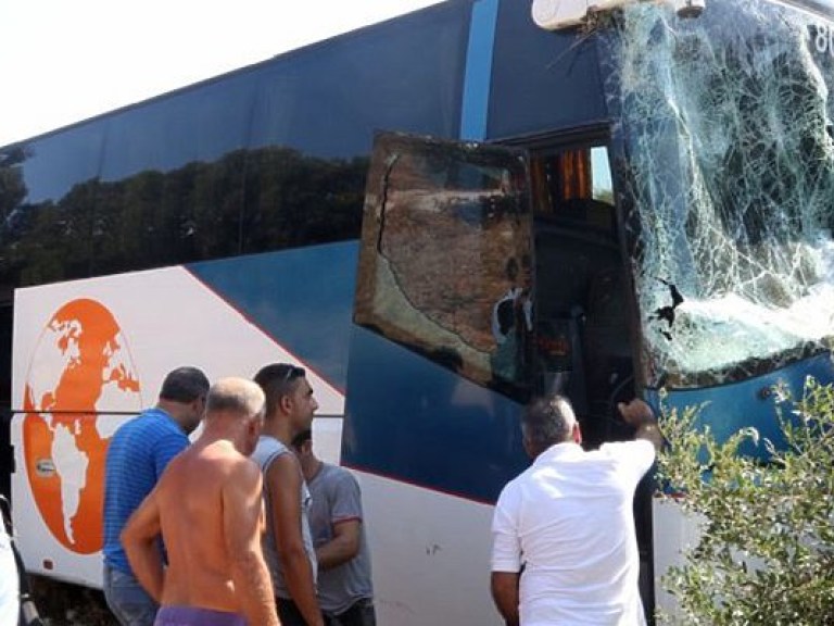 На Крите автобус с 35 туристами упал с моста, один человек погиб (ФОТО)