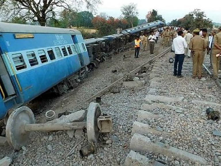 В Индии поезд сошел с рельсов, 10 человек погибли (ФОТО, ВИДЕО)