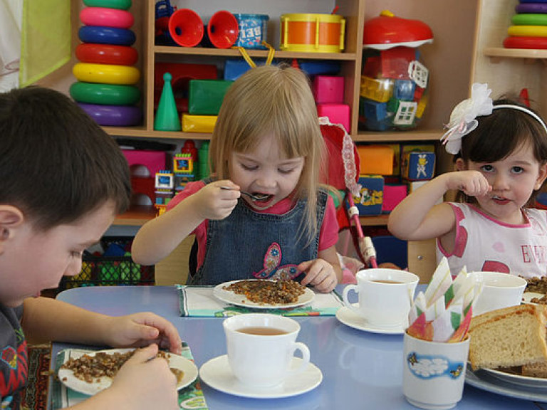 Родители должны самостоятельно проконтролировать расписание дня и качество еды в детсадах &#8212; педиатр