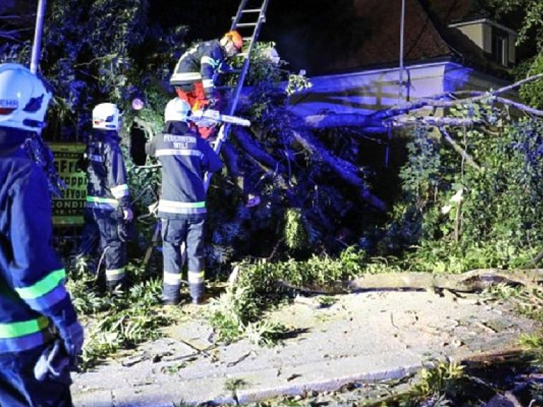 В Австрии из-за шторма на фестивале погибли два человека, сорок человек получили тяжелые травмы (ФОТО)