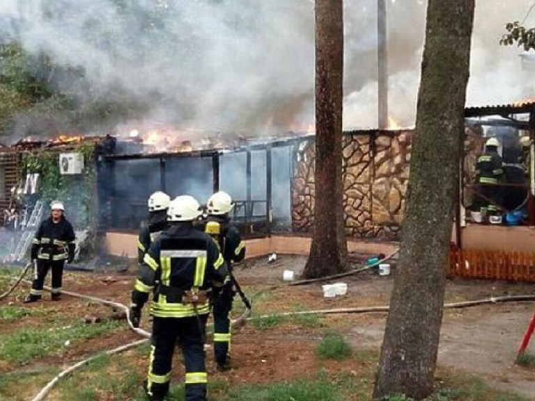 Крупный пожар в Киеве: ресторан на проспекте Победы тушат 85 спасателей (ФОТО)