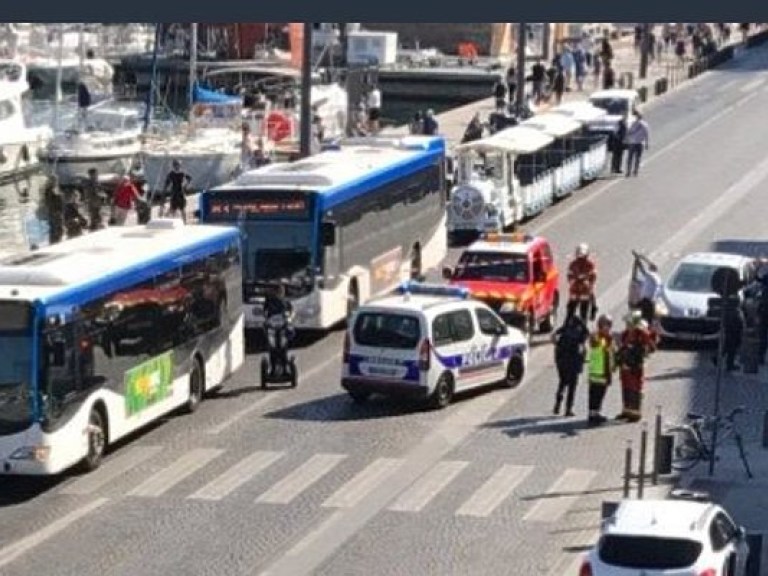 В Марселе автомобиль врезался в остановку, есть жертвы (ФОТО)