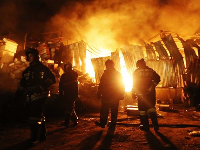 В Киеве на Броварском проспекте произошел масштабный пожар (ВИДЕО)