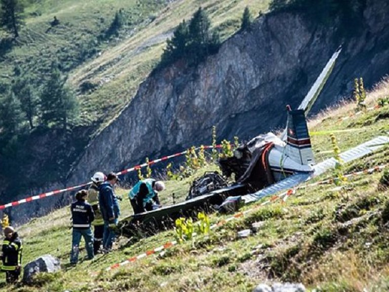 В Швейцарии разбился самолет, три человека погибли – СМИ (ФОТО)