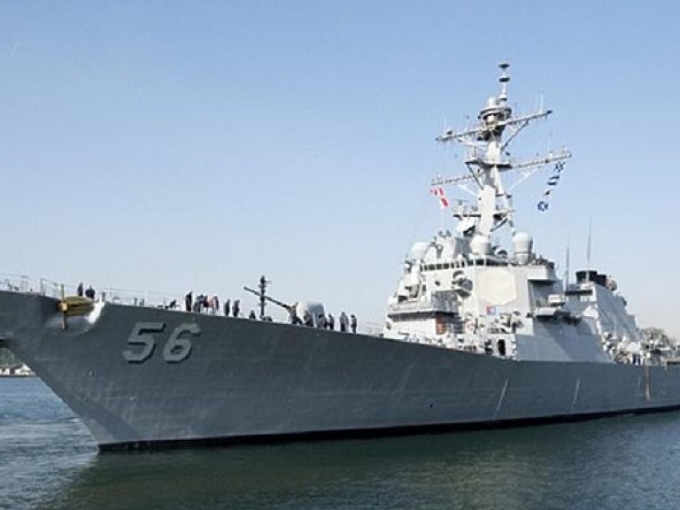 В США столкнулись эсминец и нефтетанкер, пропали десять моряков (ФОТО)