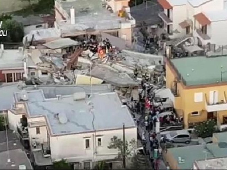 В Италии из-под завалов после землетрясения вытащили еще одного ребенка, его брат пока под обломками (ФОТО)