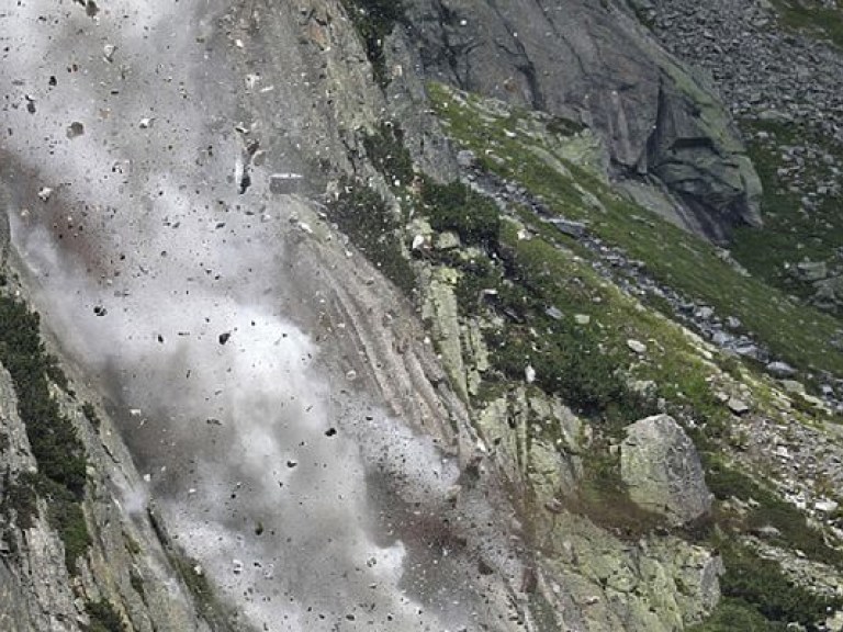 В Швейцарии туристы попали под камнепад: пострадали шесть человек и собака