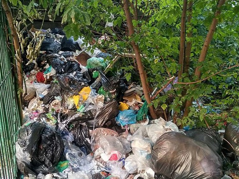 В Киеве возле станции метро «Житомирская» увеличилась гора мусора (ФОТО)