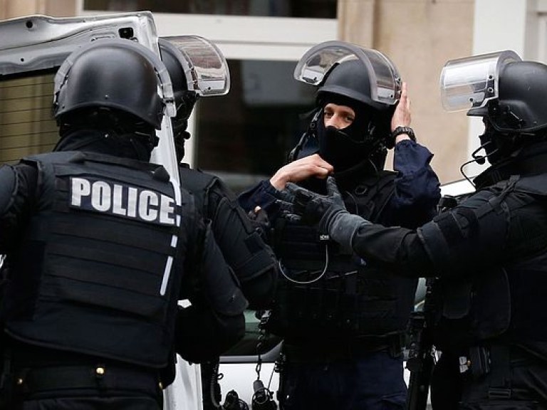 На севере Франции произошли массовые драки мигрантов, 16 человек ранено