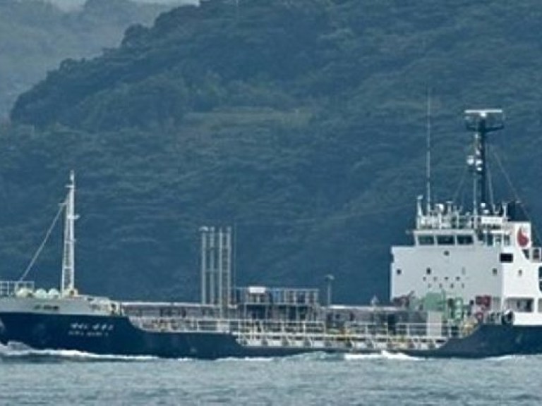 В Японии затонули две баржи, два человека пропали без вести (ФОТО)