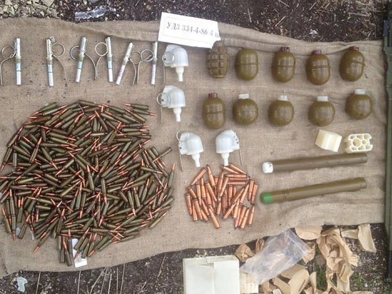 В Барышевском районе под Киевом обнаружили тайник с 10 гранатами и гранатометом (ФОТО)