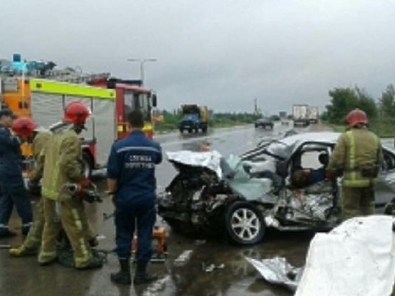 В Житомирской области столкнулись грузовик и легковой автомобиль, погибли два человека (ФОТО)