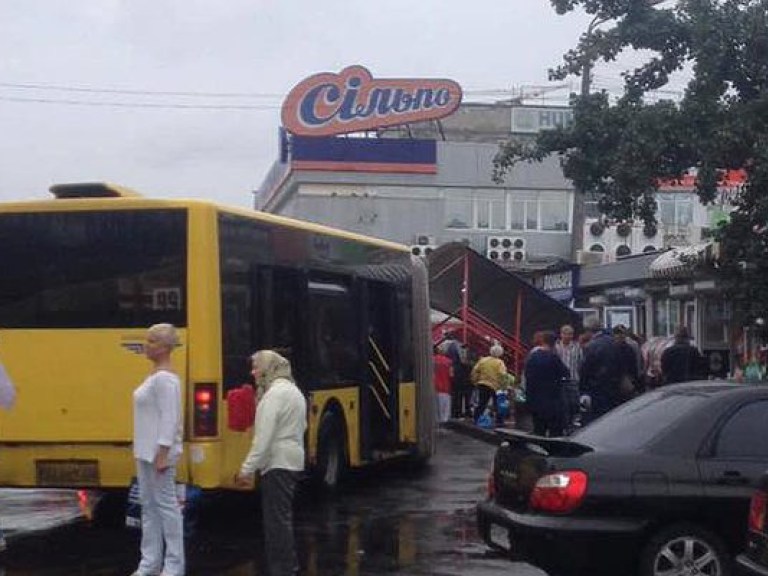 В Киеве автобус врезался в остановку (ФОТО)