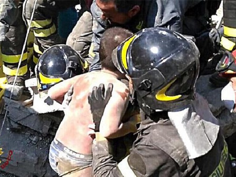 В Италии после землетрясения вытащили из-под завалов второго мальчика
