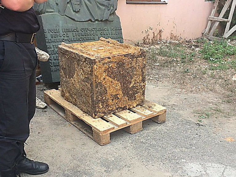 В Виннице откопали 500-киллограмовый немецкий сейф с тремя шифрозамками (ФОТО)