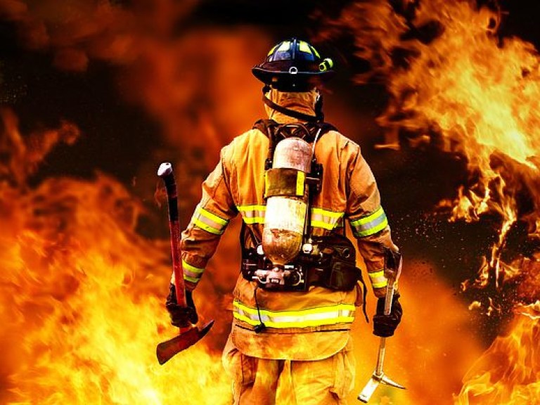 Под Киевом во время тушения пожара погиб спасатель