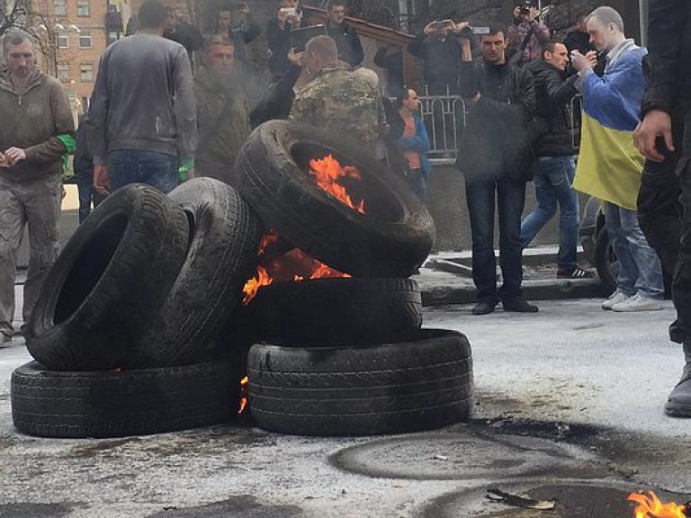 В Киеве под Апелляционным судом зажгли шины (ФОТО)