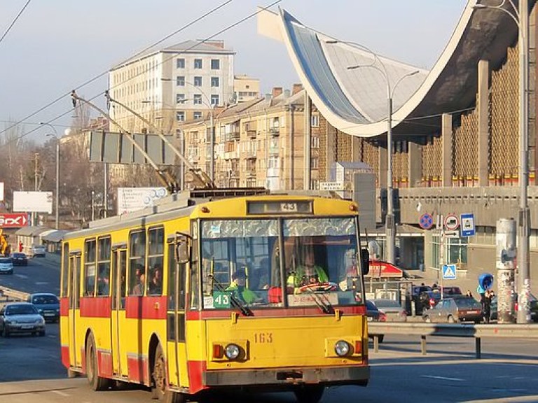 В Киеве ремонтные работы и ДТП остановили движение на бульваре Дружбы Народов (КАРТА)