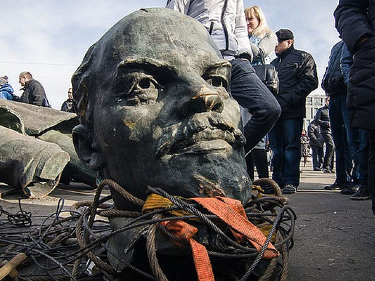 Власть идет по разбитым памятникам Ленину, наступая на атрибуты демократической Украины – юрист
