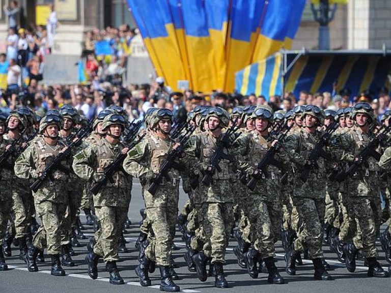 День Независимости в Киеве: зрители парада заскучали без военной техники после короткой речи Порошенко