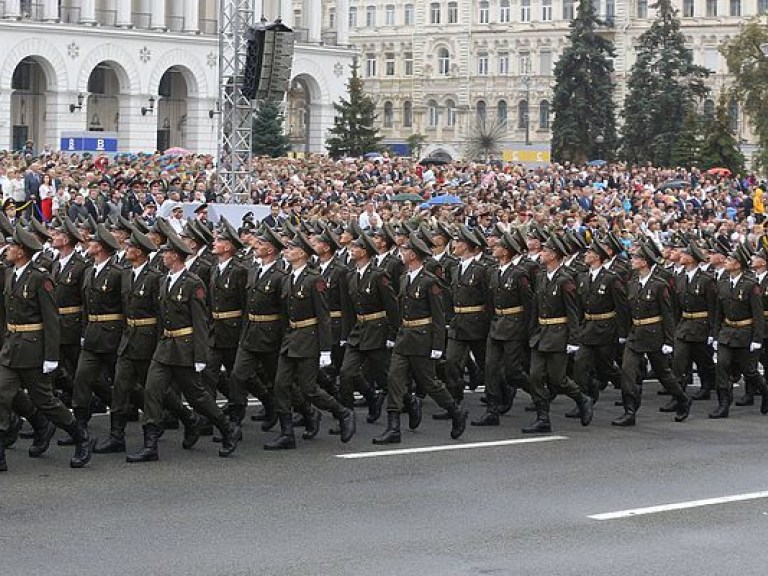 Парад в честь Дня независимости Украины: Люди стоят в огромных очередях из-за недостатка металлических рамок для пропуска