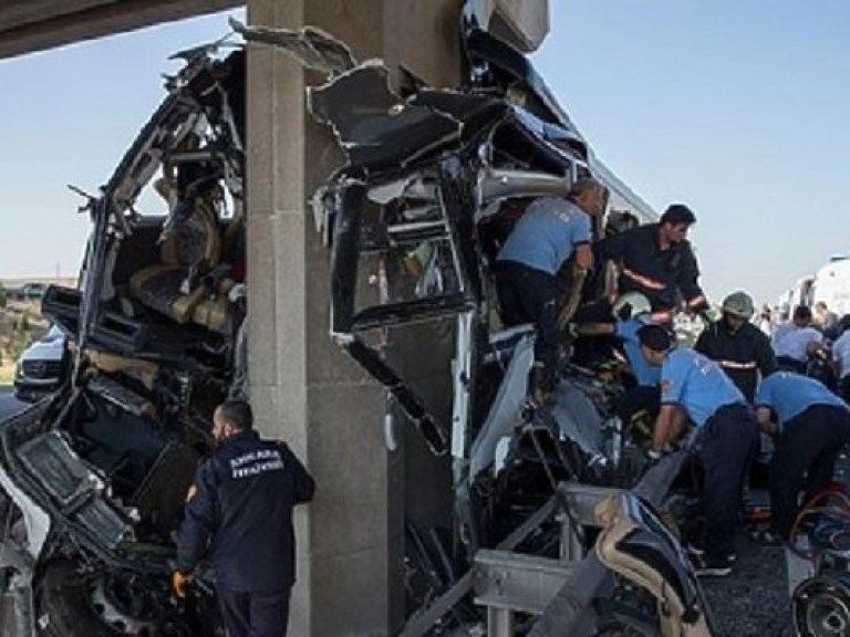 В Анкаре автобус врезался в опору моста, 5 погибших (ФОТО)