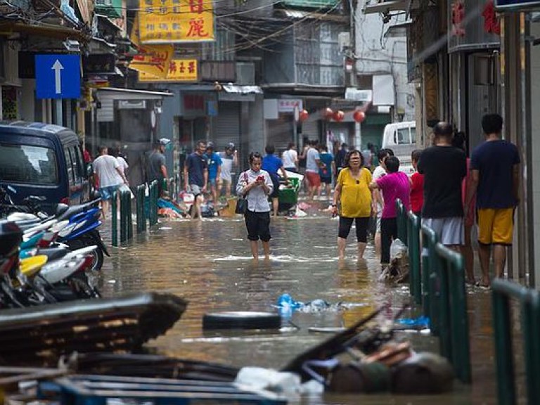 Тайфун в Гонконге унес жизни девяти человек, многие считаются пропавшими без вести (ФОТО)