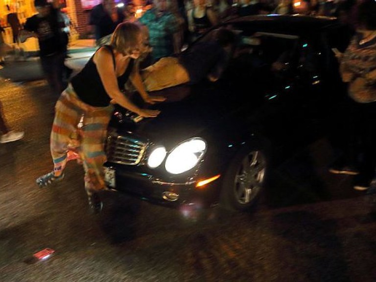 В американском Сент-Луисе автомобиль наехал на толпу людей, есть пострадавшие (ФОТО)
