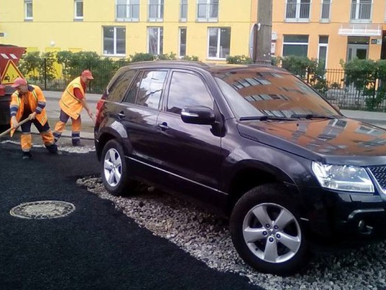 В Днепровском районе Киева положила асфальт в обход припаркованному авто (ФОТО)