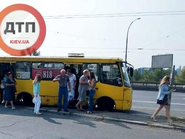 В Киеве у маршрутки отвалились два колеса (ФОТО)